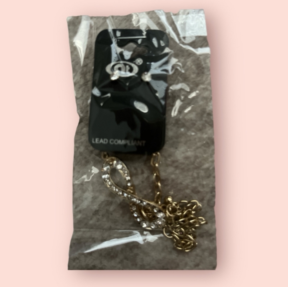 🥳 7/$10 CLEARANCE PRICE❣️ Cat Eye Bracelet & Stud Earrings set Gold - Picture 1 of 2